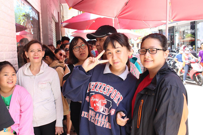 "Đọc báo thấy thông tin sầu riêng ăn tại chỗ rồi trả hạt với giá rất rẻ nhưng chỉ có ở miền Tây. Nay thành phố cũng mở bán tôi thấy tò mò quá nên rủ bạn bè, hàng xóm đi mua", bà Kim Liên (quận 10) đi cùng các con, nói.