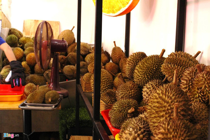 Một hai ngày đầu mở bán, khách ăn và trả hạt tại cửa hàng. Tuy nhiên, không gian cửa hàng hơn 20 m2 hiện không đủ chỗ cho hàng trăm người nên buộc phải cho khách mang sầu riêng về nhà. "Trước khi về khách phải đặt cọc 30.000-50.000 đồng và để lại số điện thoại. Sau 2 ngày, khi họ mang hạt sầu riêng đến trả, chúng tôi hoàn lại tiền cọc khách đã đặt, rất đơn giản", anh Long nói.