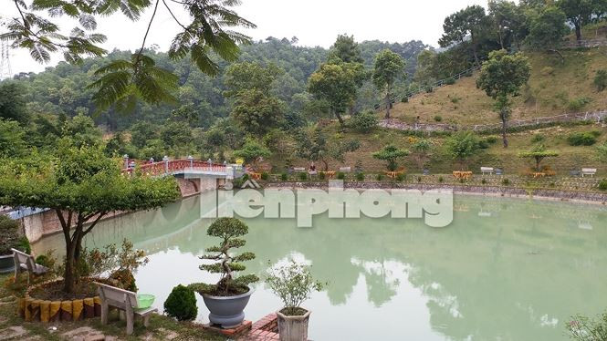 Mặc dù được xây dựng trên núi nhưng ông Long vẫn cho tạo 3 hồ lớn, xung quanh tạo tiểu cảnh rất lộng lẫy.