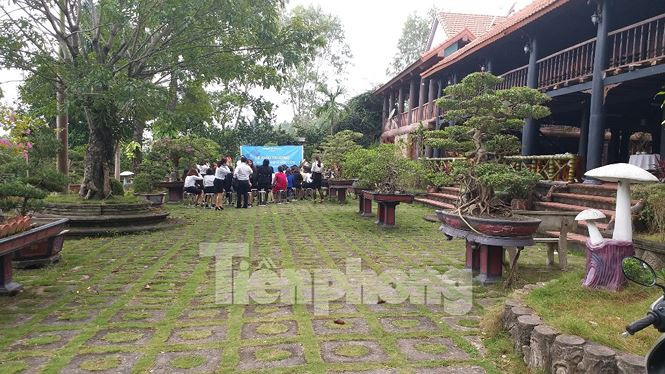 Không chỉ để tiếp khách, khu nhà sàn này còn là nơi thường xuyên tổ chức hội nghị, sự kiện của những mối quan hệ quen biết.