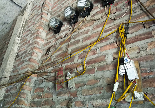 Hệ thống điện ở trong những căn nhà liền kề cũng chằng chịt, rất tạm bợ tiềm ẩn nguy cơ cháy nổ.