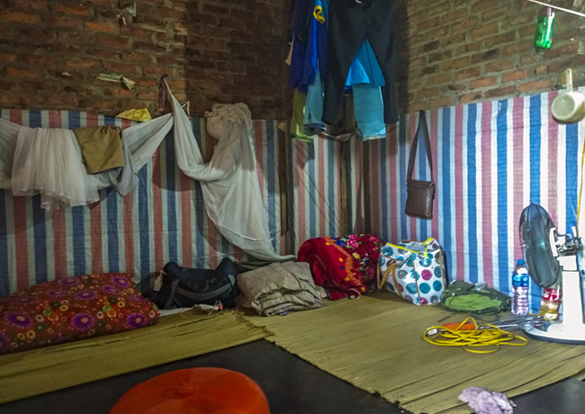 “Vừa lên Hà Nội được gần 1 tháng với nhiệm vụ của tôi là nấu cơm cho khoảng 20 thợ xây. Tuy không được thoải mái vì ở với rất đông người, nhưng không mất tiền thuê nhà nên chúng tôi chấp nhận vậy”, một người thuê trọ tại KĐT Bắc Từ Liêm nói.