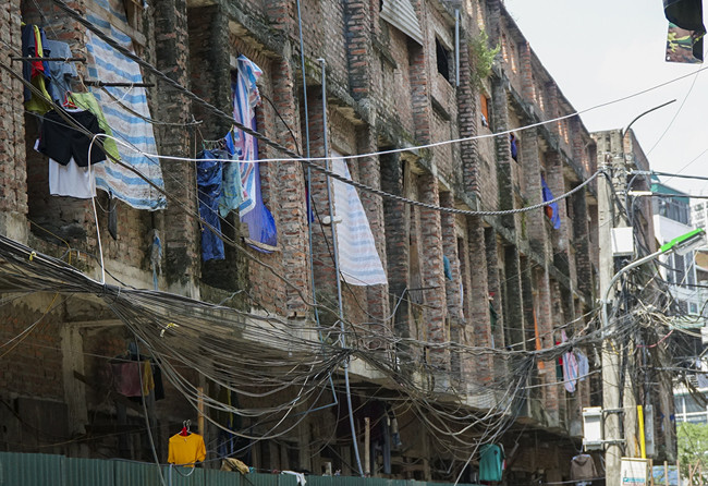 Ở quanh khu nhà liền kề này, những cuộn dây điện, cáp viễn thông chằng chịt, bấu víu tạm bợ vào cột điện, từng bó rủ xuống đường gây mất an toàn, nguy hiểm cho người dân sinh sống quanh khu vực. Đặc biệt là tiềm ẩn nguy cơ mất an toàn PCCC.