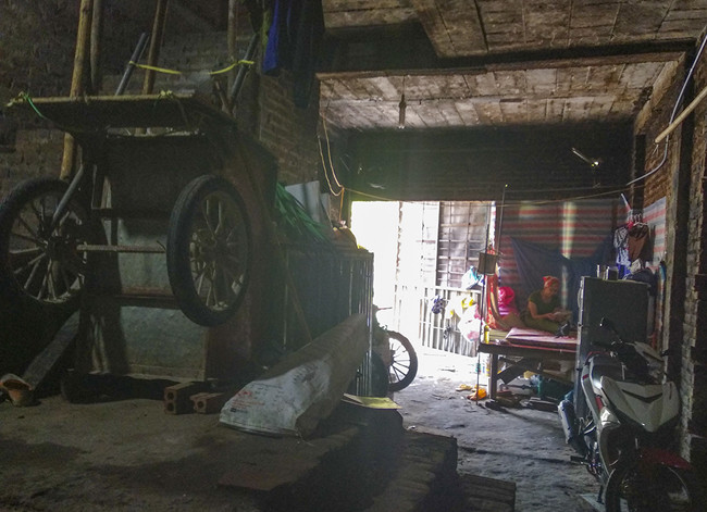 Ngay ngoài cửa những căn nhà lụp xụp đủ loại phế liệu dễ cháy như túi nylon và các tấm gỗ, những bộ bàn ghế bị bỏ đi... vây kín quanh các lối đi.