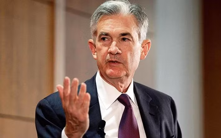 Ông Jerome Powell năm nay 64 tuổi, từng học tại Đại học Princeton và có bằng luật tại Đại học Georgetown. Vào những năm 1990, ông từng làm việc tại Bộ tài chính Mỹ.