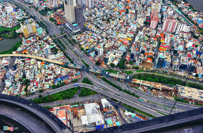 Nằm sát bên trái tòa tháp này là các hạng mục giao thông đã và đang được triển khai, trong đó có nhà ga Tân Cảng, cầu vượt tuyến metro số 1 cắt ngang đường Điện Biên Phủ chuẩn bị hợp long.