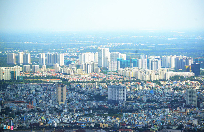 Phóng tầm mắt về hướng nam là Khu đô thị Phú Mỹ Hưng dày đặc các tòa nhà cao tầng.