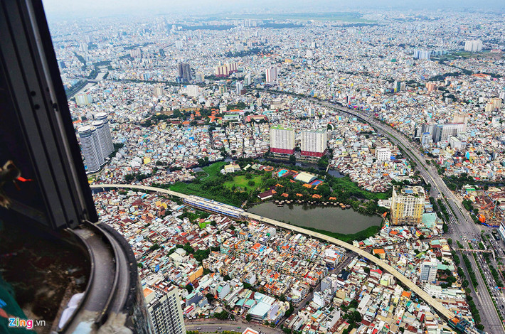 Công trình cầu cạn metro số 1 chạy qua khu du lịch Văn Thánh cùng tuyến đường Điện Biên Phủ từ cửa ngõ phía đông qua ngã tư Hàng Xanh, vào trung tâm thành phố.