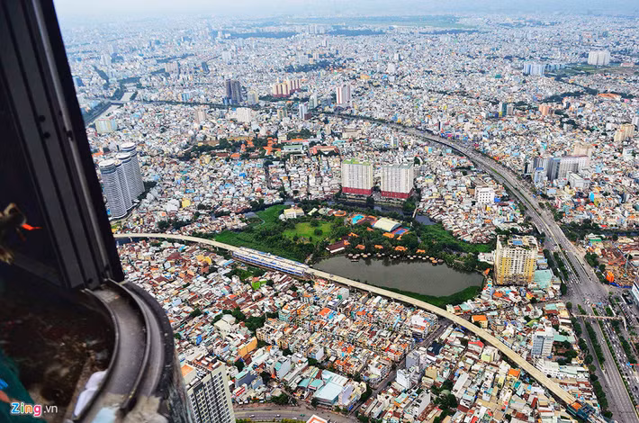 Công trình cầu cạn metro số 1 chạy qua khu du lịch Văn Thánh cùng tuyến đường Điện Biên Phủ từ cửa ngõ phía đông qua ngã tư Hàng Xanh, vào trung tâm thành phố.