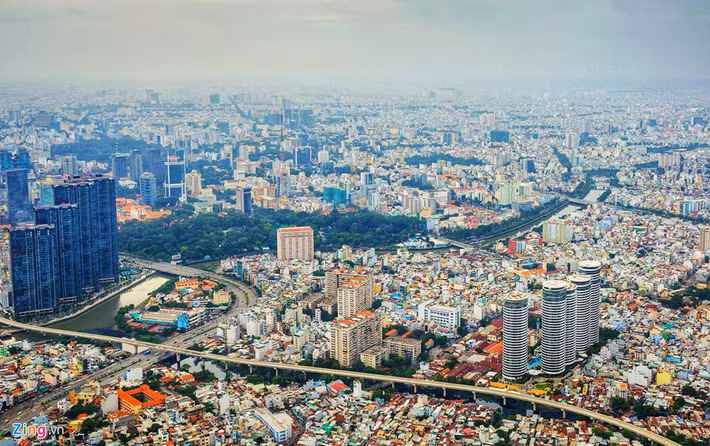 Dòng kênh Nhiêu Lộc - Thị Nghè kéo dài từ hạ lên thượng nguồn thuộc quận Tân Bình.