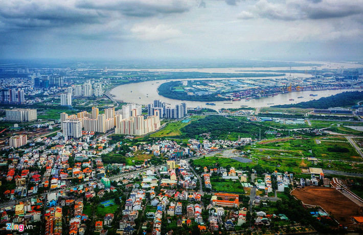 Phía xa là cầu Phú Mỹ nối quận 2 và 7. Tàu thuyền vận chuyển hàng hóa qua lại tấp nập. Nếu dùng ống tele có tiêu cự lớn 300 - 400 mm, các nhiếp ảnh gia có thể săn được hình ảnh cây cầu dây văng lớn nhất TP.HCM vào thời điểm đẹp nhất.