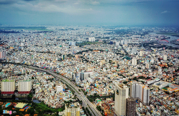 Hình ảnh bao quát khu vực quận Bình Thạnh, quận Gò Vấp. Nằm ở góc trái, phía trên hình là khu vực quận Phú Nhuận, Tân Bình với sân bay Tân Sơn Nhất có thể nhìn thấy rõ máy bay cất, hạ cánh khi trời trong xanh.