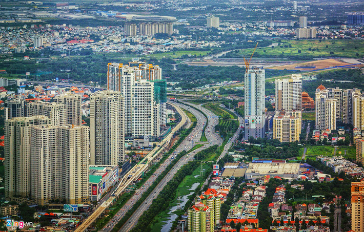 Cửa ngõ phía đông thành phố với Xa lộ Hà Nội giao đại lộ Mai Chí Thọ, hai bên là những dự án chung cư cao tầng mọc lên như nấm.