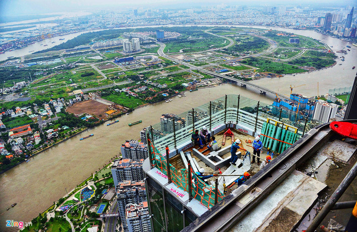 Từ trên tầng 81, có thể thấy rõ sông Sài Gòn uốn lượn bao quanh Khu đô thị Thủ Thiêm với những công trình đã và đang mọc lên. Tại góc đối diện trung tâm quận 1 của khu đô thị này, trong tương lai, tòa tháp Empire City được thiết kế 86 tầng, cao 500 m sẽ soán ngôi Landmark 81.