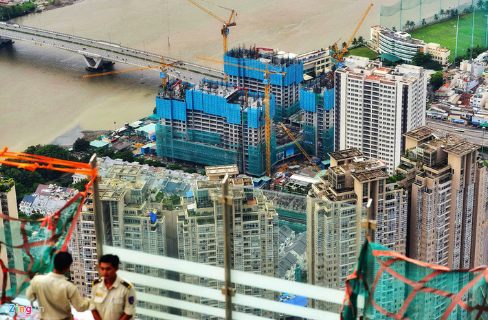 Tổ hợp căn hộ cao cấp với những bock cao 37 tầng SaiGon Pearl (quận Bình Thạnh) từng là khu nhà cao tầng hàng đầu ở Sài Gòn trước năm 2010, nay trở nên "nhỏ bé" khi đứng cạnh tòa nhà cao 81 tầng này. Từ đỉnh Landmark 81, có thể nhìn rõ sân thượng của các cao ốc SaiGon Pearl "hàng xóm".