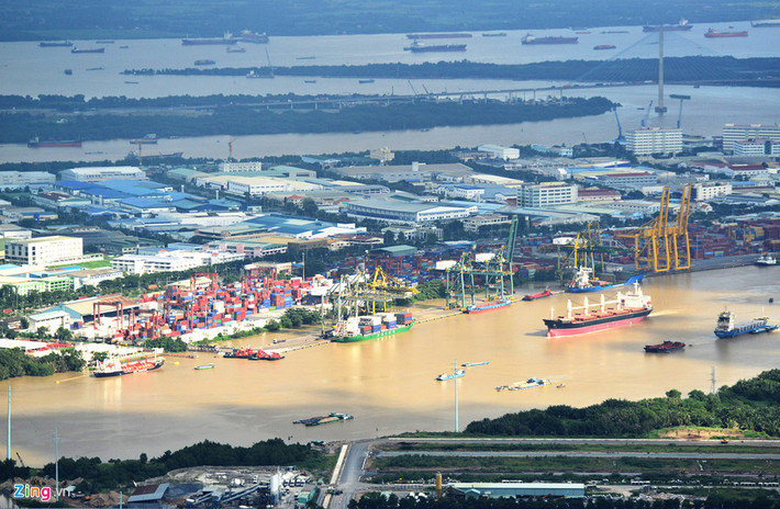 Chếch theo hướng ngược chiều kim đồng hồ ở phía đông thành phố có thể bao quát toàn bộ khu vực quận 2. Trung tâm của khuôn hình là khu tái định cư Bình Khánh cho dự án Khu đô thị Thủ Thiêm.