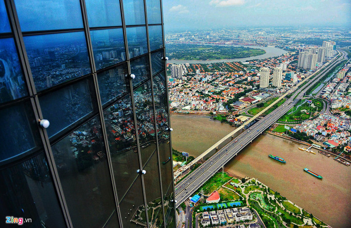 Nhìn cận từ góc phía đông tòa nhà cao thứ 10 thế giới là cầu Sài Gòn, Xa lộ Hà Nội chạy dài, song song là tuyến metro số 1 đang dần hoàn thiện.