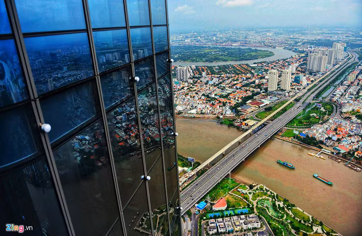 Nhìn cận từ góc phía đông tòa nhà cao thứ 10 thế giới là cầu Sài Gòn, Xa lộ Hà Nội chạy dài, song song là tuyến metro số 1 đang dần hoàn thiện.