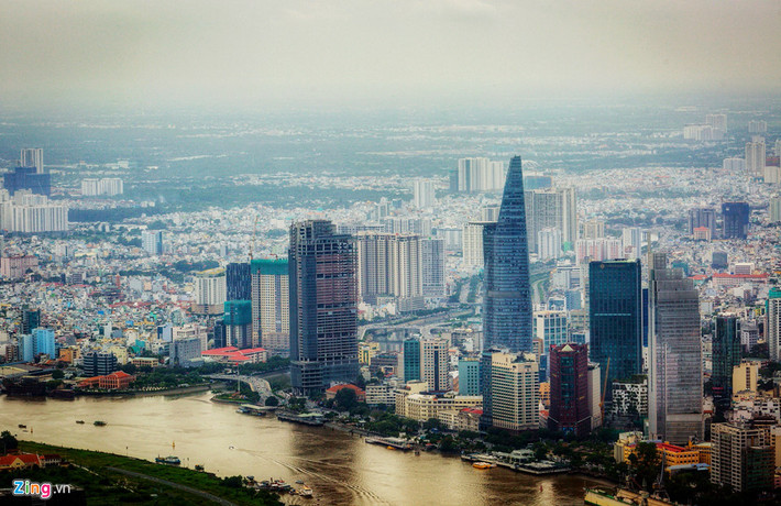 Các tòa nhà cao tầng tại quận 1, dọc bến Vân Đồn thuộc quận 4 hiện lên rõ nét bên sông Sài Gòn.