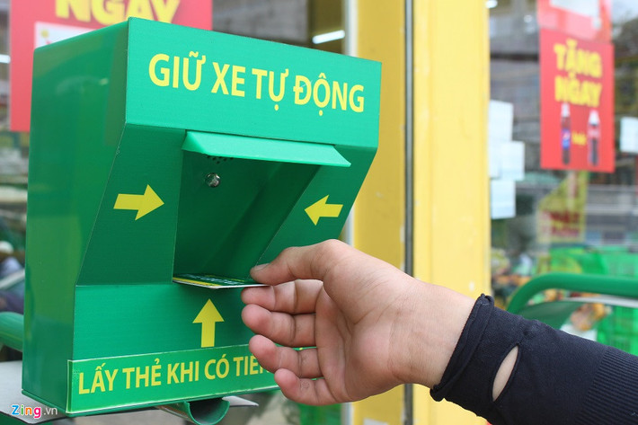 Khi muốn lấy xe, người mua hàng chỉ việc đưa thẻ vào vị trí ban đầu là "ngàm" khóa xe tự động mở.