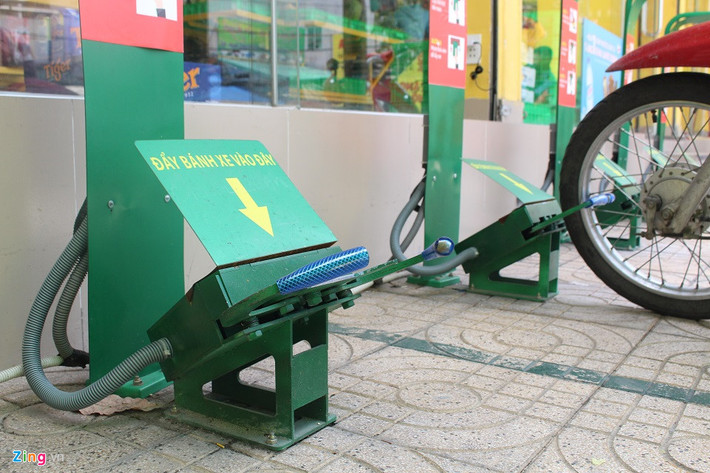 Máy giữ xe tự động nhìn bên ngoài khá mong manh khi chỉ gồm 3 phần chính là 'ngàm" khóa, thân cao ngang tầm xe máy và hộp nhận diện thẻ. Tuy nhiên, nó được lắp cố định vào mặt đất nên không dễ bị "nhổ lên" và mang đi.