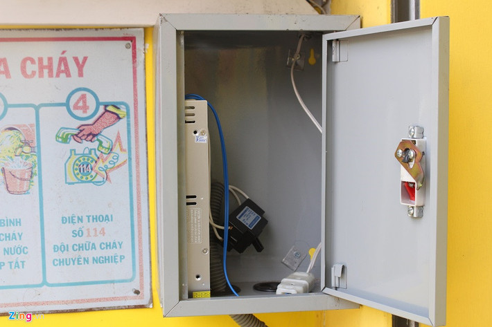 Hệ thống này được vận hành đơn giản thông qua công tắc chạy bằng điện. Khi vào ca, các nhân viên ở đây sẽ kích hoạt để khách hàng tự động sử dụng. Theo một số nhân viên, mỗi máy này trị giá khoảng 1 triệu đồng.