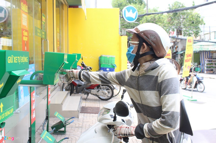 Chị Lê Thị Huyền Trang (quận Tân Phú) thường mua hàng ở đây và đã quen sử dụng hệ thống giữ xe tự động này. Vừa cho xe vào đúng vị trí đỗ, chị Trang nhanh chóng lấy thẻ và đi vào bên trong. "Hệ thống này thông minh và nhanh lắm. Tự giữ xe xong là tôi có thể an tâm mua hàng mà không sợ bị trộm. Trong khi đó, bình thường còn phải chờ nhân viên dắt xe và ghi thẻ. Cửa hàng tiện lợi mà nhanh chóng và an toàn thì khách hàng mới thích", chị Trang nói.