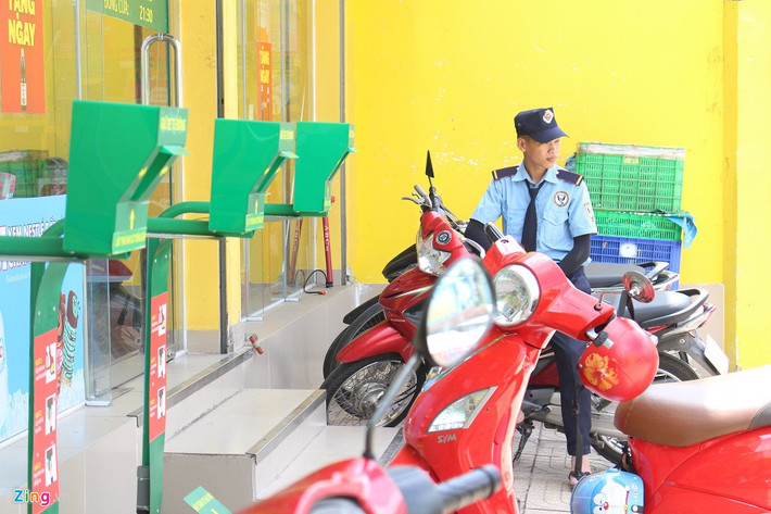 Do tốn diện tích lắp đặt nên trước mỗi cửa hàng, số lượng máy giữ xe lắp hạn chế. Tại siêu thị này, chỉ có 5 máy dàn hàng ngang cách nhau khoảng 1 m. "Các máy trông giữ xe chỉ sử dụng hiệu quả vào giờ vắng khách. Những lúc cao điểm như sáng và chiều tối người đến mua rất đông, bắt buộc phải có nhân viên trông xe hỗ trợ", anh Nam, nhân viên giữ xe tại cửa hàng cho hay.
