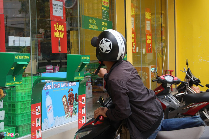 Sau một thời gian, nhiều người đã quen với hệ thống giữ xe tự động này. Tuy nhiên, hiện tại, mô hình này chỉ mới được áp dụng tại một số cửa hàng ở quận Tân Phú. Anh Quốc Minh (quận Tân Bình) thích thú với hệ thống giữ xe tại cửa hàng này. Anh hy vọng khu vực anh ở mau chóng được áp dụng để thuận tiện và an tâm khi mua sắm.