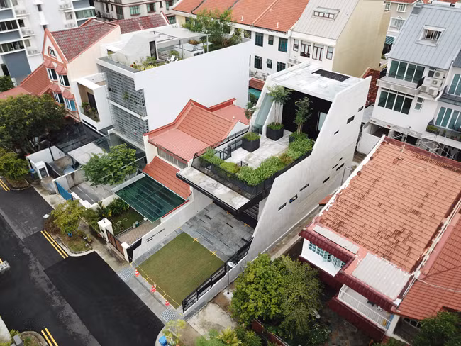 Một nhà thờ tại khu vực Everitt Rd N, Singapore đã được cải tạo với kiến trúc ruộng bậc thang độc đáo, thu hút sự quan tâm của các đại gia bất động sản. Được biết, quá trình thi công kéo dài 7 năm, và mới hoàn thiện cách vào tháng 9 năm 2017.