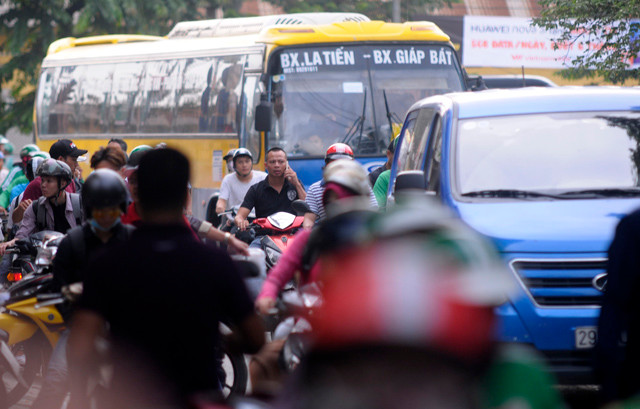 Các con đường dẫn vào bến xe Giáp Bát, Nước Ngầm luôn đông đúc xe khách vào ra.