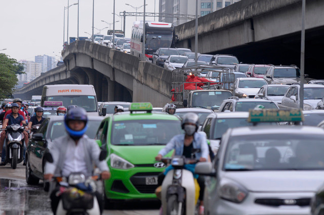 Các phương tiện di chuyển chậm, khó khăn đoạn từ đường Vành đai 3 trên cao xuống đường Nguyễn Xiển - đoạn gần ngã tư Nguyễn Trãi - Phạm Hùng.