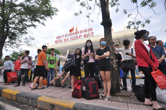 Người người mang theo nhiều hành lý bị lái, phụ xe buýt từ chối cho lên vì phải nhường chỗ cho người dân...