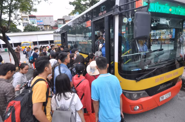 Mỗi khi xe buýt đến, người dân chen nhau để có được "chỗ đứng" trên xe trước khi xe di chuyển.