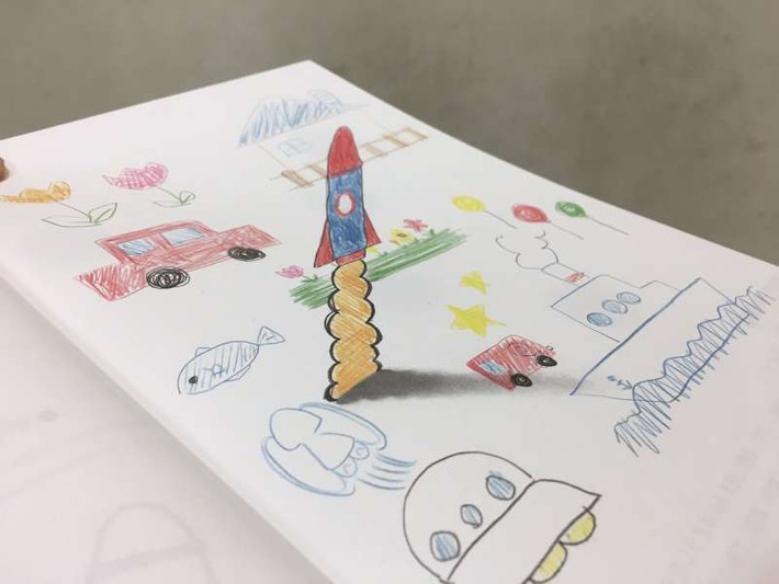 Trong ảnh là tác phẩm tranh 3D ấn tượng của nghệ sĩ Mozu, một nghệ sĩ Nhật Bản rất nổi tiếng với những bức tranh 3D cực đơn giản nhưng lại có hiệu quả đánh lừa thị giác cực tốt.