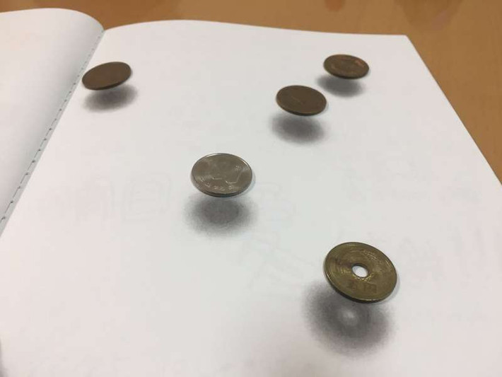 Những đồng xu này trông giống như đang trôi nổi trên khoảng không, thực sự khiến người xem khó lòng phân biệt thật giả.