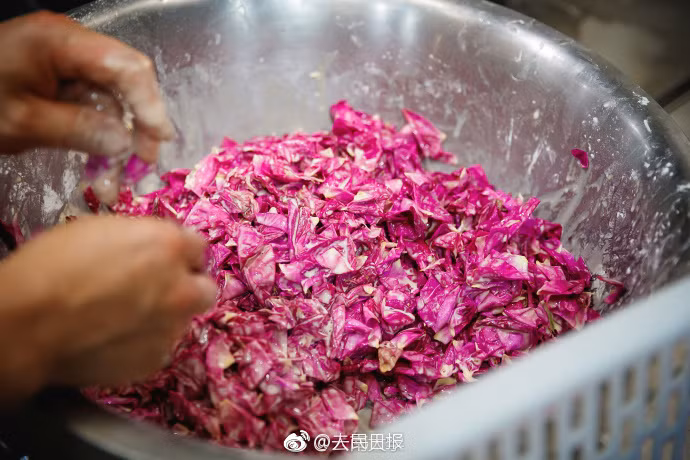 Những đầu bếp trong căng tin đã hái những bông hoa hồng khi chúng sắp tàn, sau đó rửa sạch và chế biến thành nhiều món ăn độc đáo từ hoa hồng.