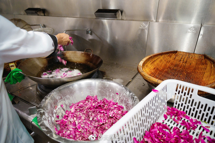 Được biết, từ cánh hoa hồng, các đầu bếp đã chế biến thành hoa hồng chiên giòn, sốt hoa hồng, bánh hấp nhồi hoa hồng, hoa hồng xào và rất nhiều các món ăn thơm ngát khác.