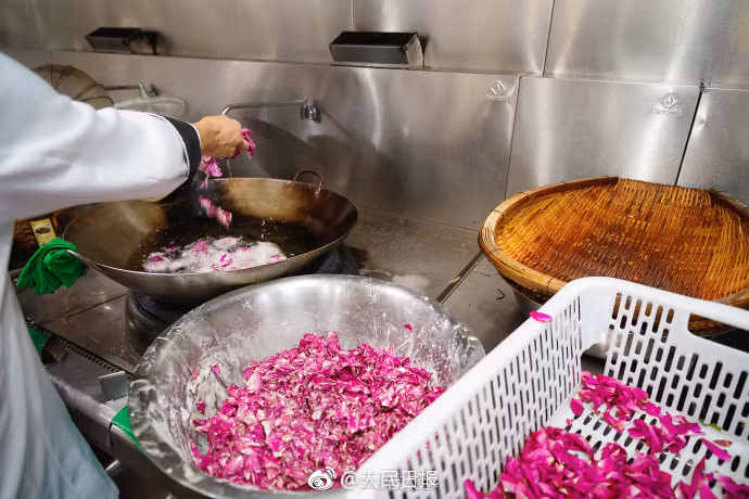 Được biết, từ cánh hoa hồng, các đầu bếp đã chế biến thành hoa hồng chiên giòn, sốt hoa hồng, bánh hấp nhồi hoa hồng, hoa hồng xào và rất nhiều các món ăn thơm ngát khác.