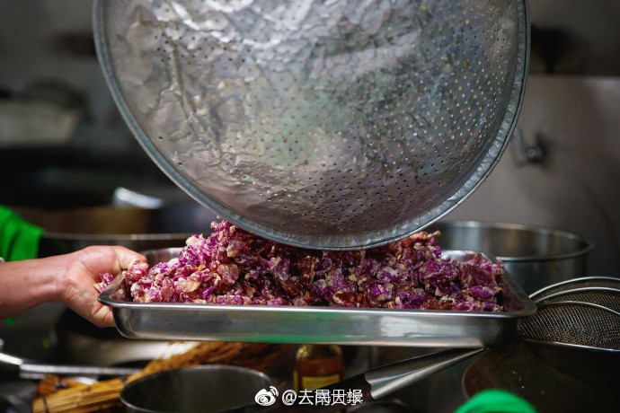 Nhiều sinh viên cho biết, họ vô cùng ngỡ ngàng khi biết rằng hoa hồng có thể ăn, mà lại còn ăn rất ngon và chế được thành nhiều món khác nhau.