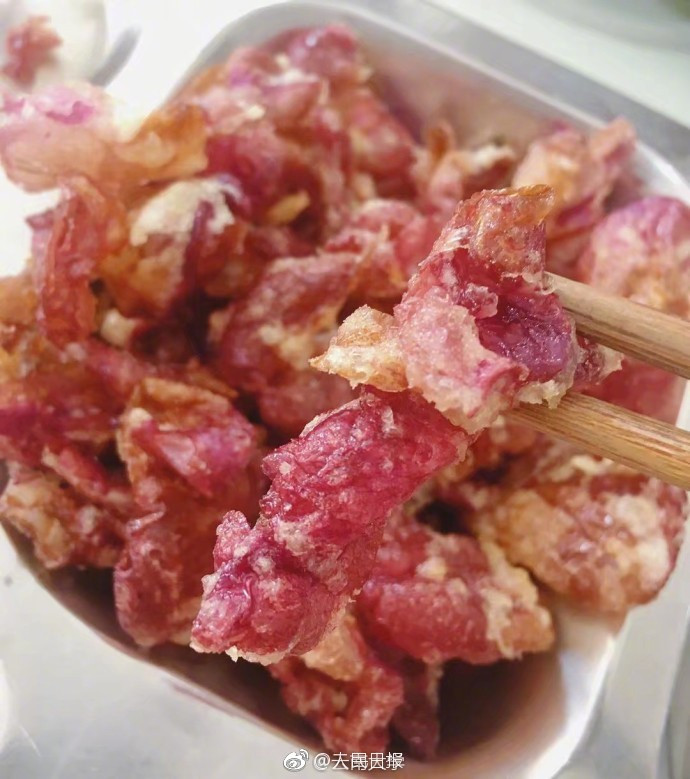 Trong ảnh là món hoa hồng chiên giòn, một món ăn kỳ lạ ở Vân Nam, Trung Quốc.