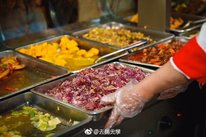 Được biết, bên cạnh các món mặn, hoa hồng còn có thể làm thành mứt hoa hồng, dùng ăn kèm với bánh mỳ, cũng rất thơm và ngon.