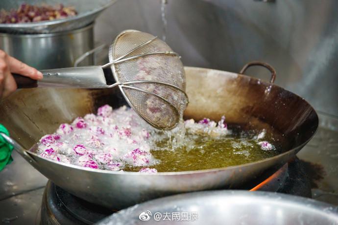 Rất nhanh sau đó, các món ăn làm từ hoa hồng đã được các sinh viên đặc biệt yêu thích vì mùi vị hiếm có khó tìm của nó.