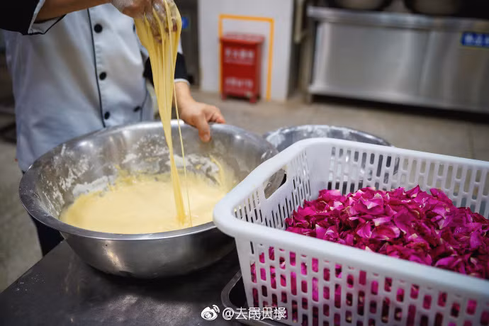 Những ngày gần đây, hoa hồng nở rộ trong khuôn viên trường Đại học Vân Nam, Trung Quốc. Để không lãng phí những cánh hoa thơm ngát và tuyệt đẹp, căng tin nhà trường đã quyết định sử dụng hoa hồng làm nguyên liệu nấu ăn, tạo ra món ăn kỳ lạ là hoa hồng rán, thu hút đông đảo sự chú ý của sinh viên.