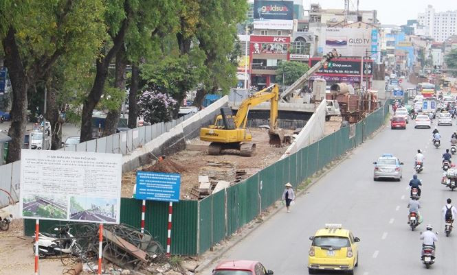 Được nhà thầu đặt mục tiêu hoàn thành tháng 7/2018 nhưng đến nay dự án cầu vượt tại nút An Dương (Thanh Niên-Yen Phụ) mới xong được hơn 50% khối lượng công việc.