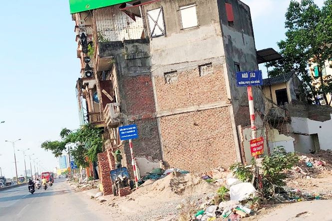 Khảo sát tại hiện trường dự án giảm ùn tắc những ngày qua, chúng tôi ghi nhận, việc mở rộng đường Phạm Văn Đồng, phía phải tuyến có chiều dài hơn 5,5 km, nhiều đoạn vẫn thi công ngổn ngang. Mặc dù nhiều đoạn đã được thông xe và bàn giao làn dải phân cách giữa để Bộ GTVT quây rào chuẩn bị thi công đường trên cao, tuy nhiên trên toàn tuyến vẫn còn vướng khoảng 6 đoạn chưa giải phóng xong nhà của các hộ dân nằm trong phạm vi mở rộng tuyến đường. Đến thời điểm đầu tháng 6 phía phải tuyến mới có hơn 400 hộ trên tổng số 877 hộ dân bàn giao mặt bằng.