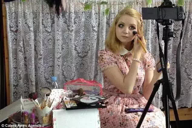 Nhờ vẻ ngoài xinh đẹp, ngọt ngào, Venus dần nổi tiếng, sở hữu một kênh Youtube có tới hơn 1,7 triệu người theo dõi. Trong số những người hâm một Venus có nhiều cư dân mạng Nhật Bản. Họ không ngừng khen ngợi cô gái trẻ xinh đẹp như búp bê.