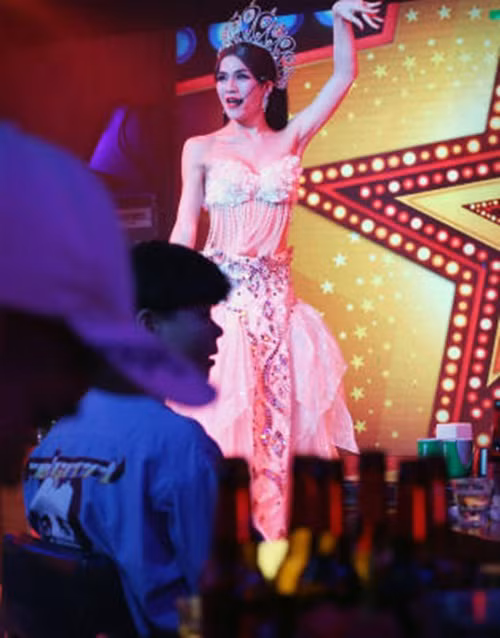 Câu chuyện về Uyển Ân Chí được đăng tải, đã thu hút rất nhiều sự chú ý của mọi người. Đa số đều cảm phục tấm lòng và nghị lực của chàng trai trẻ. Hy vọng Ân Chí sẽ luôn giữ vững được mục tiêu của mình và sớm hoàn thành tâm nguyện được trở lại là một chàng trai bình thường. Tình yêu thương gia đình có thể giúp cho một người vượt qua được tất cả khó khăn, ánh nhìn soi mói của người đời, làm hết sức mình để cho gia đình nhỏ bé!