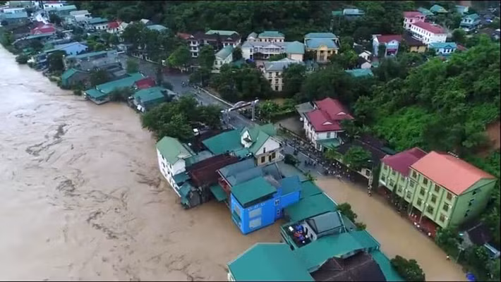 Phía hạ nguồn, Bí thư Huyện ủy Con Cuông Nguyễn Đình Hùng viết trên facebook cá nhân: "Do ảnh hưởng của hoàn lưu bão số 4 và xả lũ của thủy điện, nhiều địa phương trên toàn huyện đã bị ảnh hưởng nặng nề về hoa màu và tài sản. Mực nước các khe, suối dâng cao, gây ngập lụt nhiều nơi, đặc biệt nhiều tuyến đường bị sạt lở chia cắt, khu dân cư bị ngập sâu và cô lập".