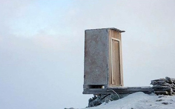 Thực chất, vì tọa lạc cheo leo ở vùng núi, quanh năm mây phủ, khi mùa đông đến, tuyết trơn trượt, ngay cả các nhân viên ở Đài quan sát cũng rất khó đi bộ ra đến nhà vệ sinh.